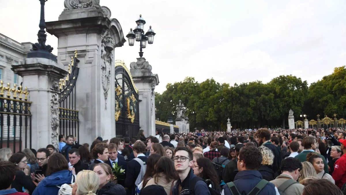 Před Buckinghamským palácem se shromáždily davy truchlících