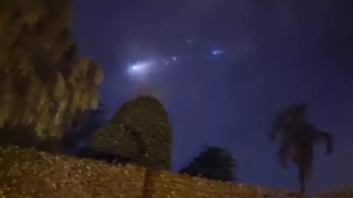 Trosky čínské rakety Dlouhý pochod 5B prolétají atmosférou