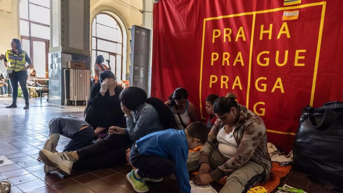 Uprchlíci z Ukrajiny na pražském hlavním nádraží.