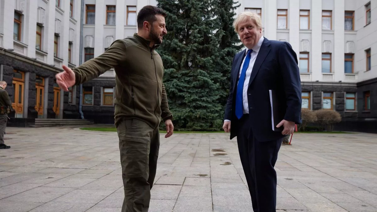 Do Kyjeva dorazil k jednáním s ukrajinským prezidentem Volodymyrem Zelenským i britský premiér Boris Johnson (Kyjev, 9. dubna 2022).