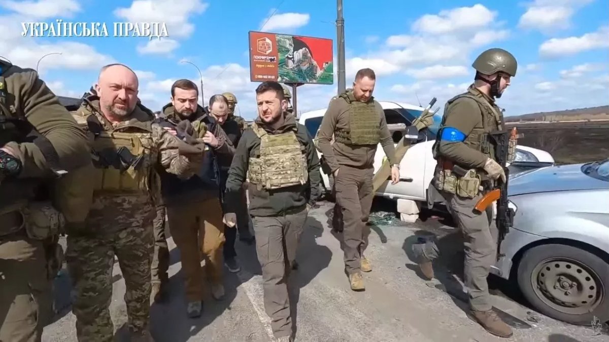 Volodymyr Zelenskyj si prohlíždí zničené město Buča (4. dubna 2022, Ukrajina).