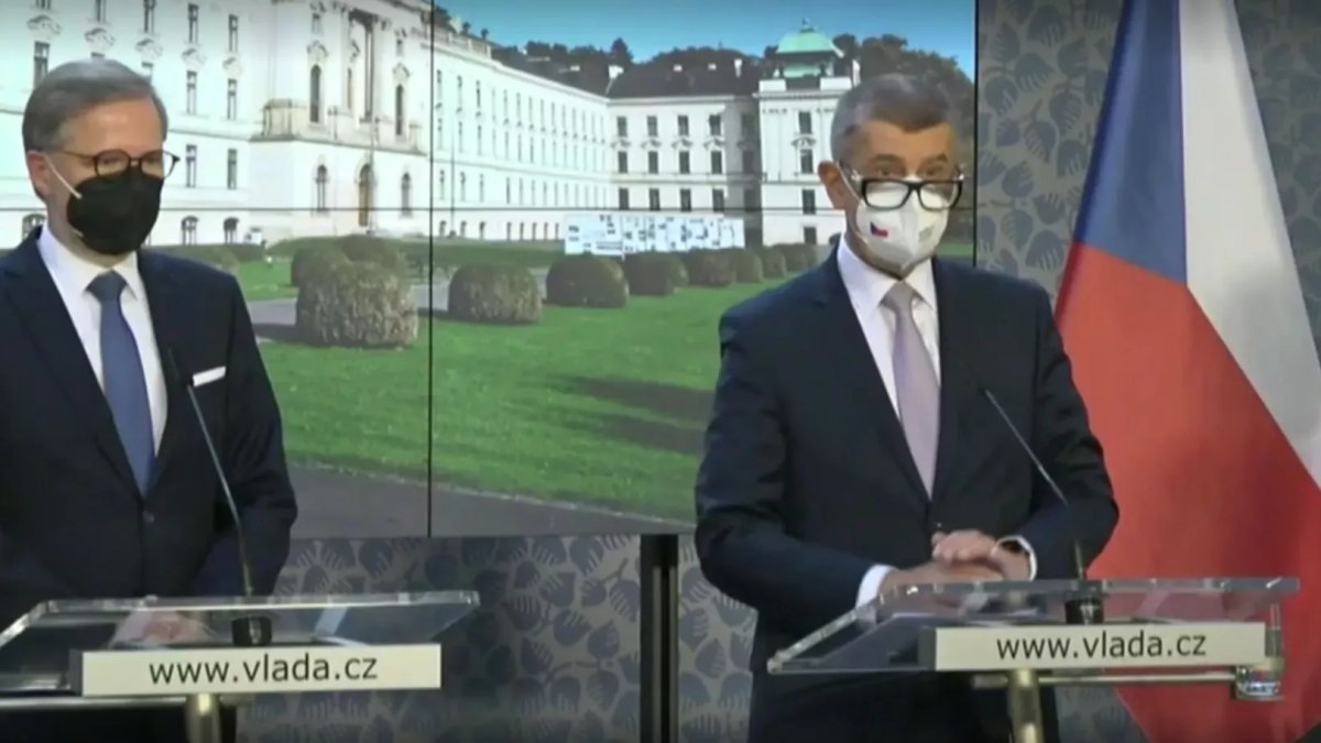 Tisková konference ve Strakově akademii předsedy vlády v demisi Andreje Babiše (ANO) i designovaného premiéra Petra Fialy (ODS).