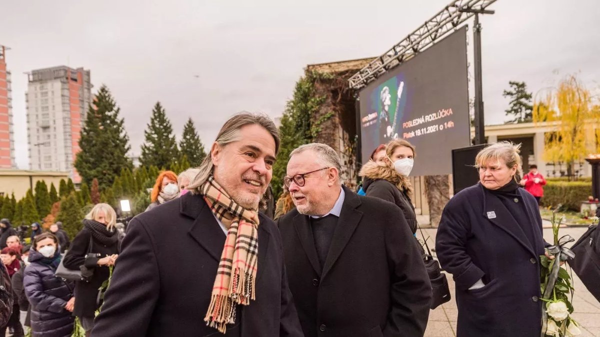 V Praze se lidé naposledy rozloučili s Miroslavem Žbirkou. (19.11.2021)