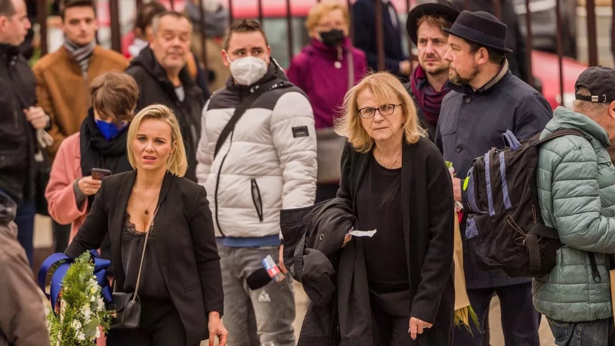 V Praze se lidé naposledy rozloučili s Miroslavem Žbirkou. (19.11.2021)