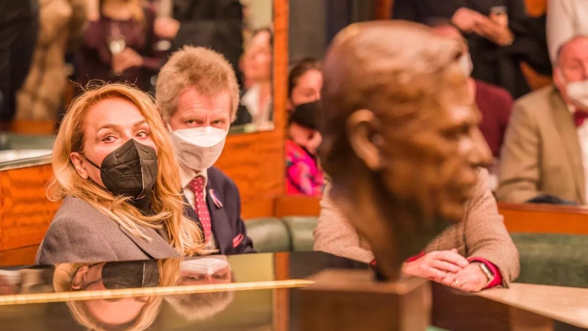 V Praze byla odhalena nová busta exprezidenta Václava Havla. (17.11.2021)