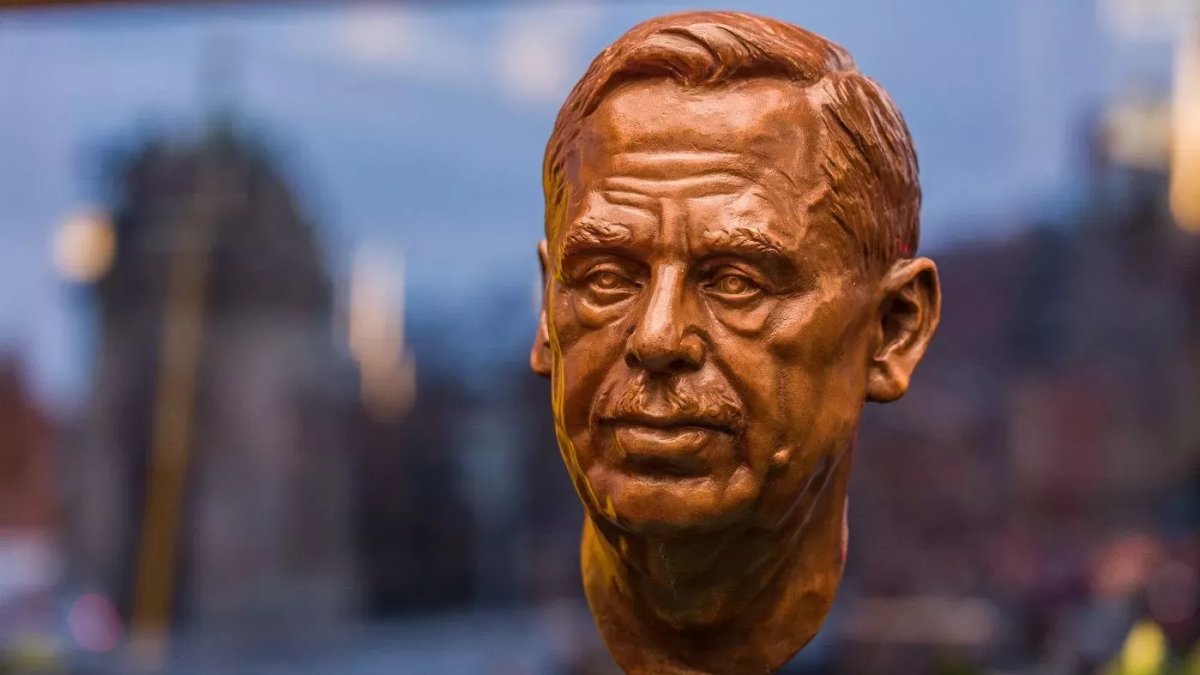 V Praze byla odhalena nová busta exprezidenta Václava Havla. (17.11.2021)