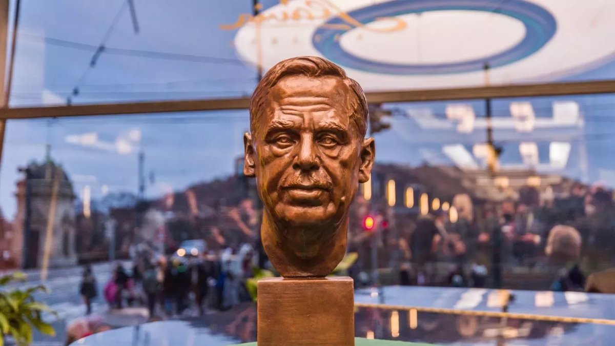 V Praze byla odhalena nová busta exprezidenta Václava Havla. (17.11.2021)