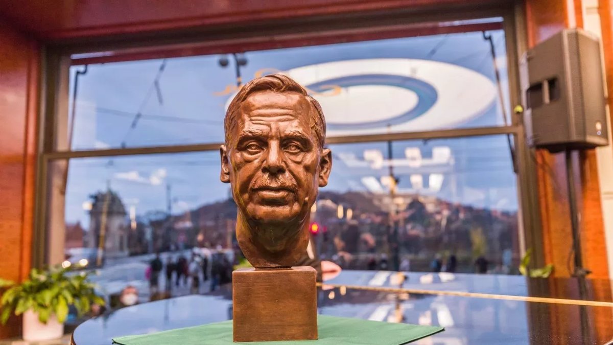 V Praze byla odhalena nová busta exprezidenta Václava Havla. (17.11.2021)