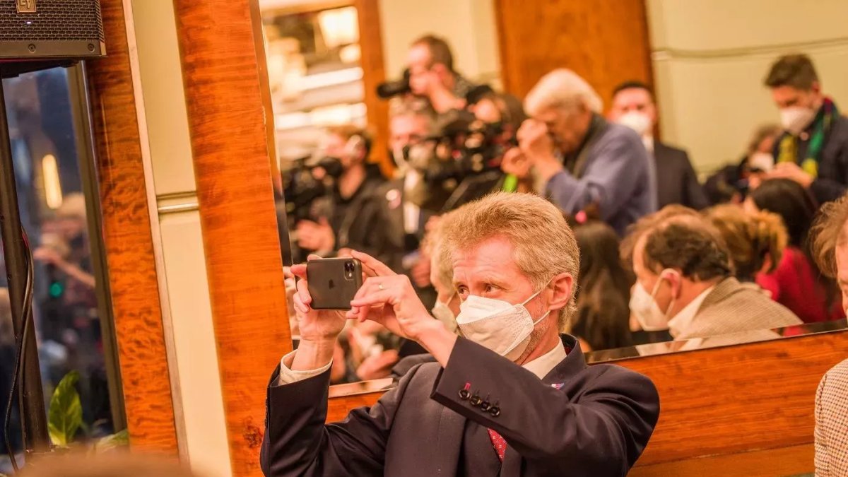 V Praze byla odhalena nová busta exprezidenta Václava Havla. (17.11.2021)