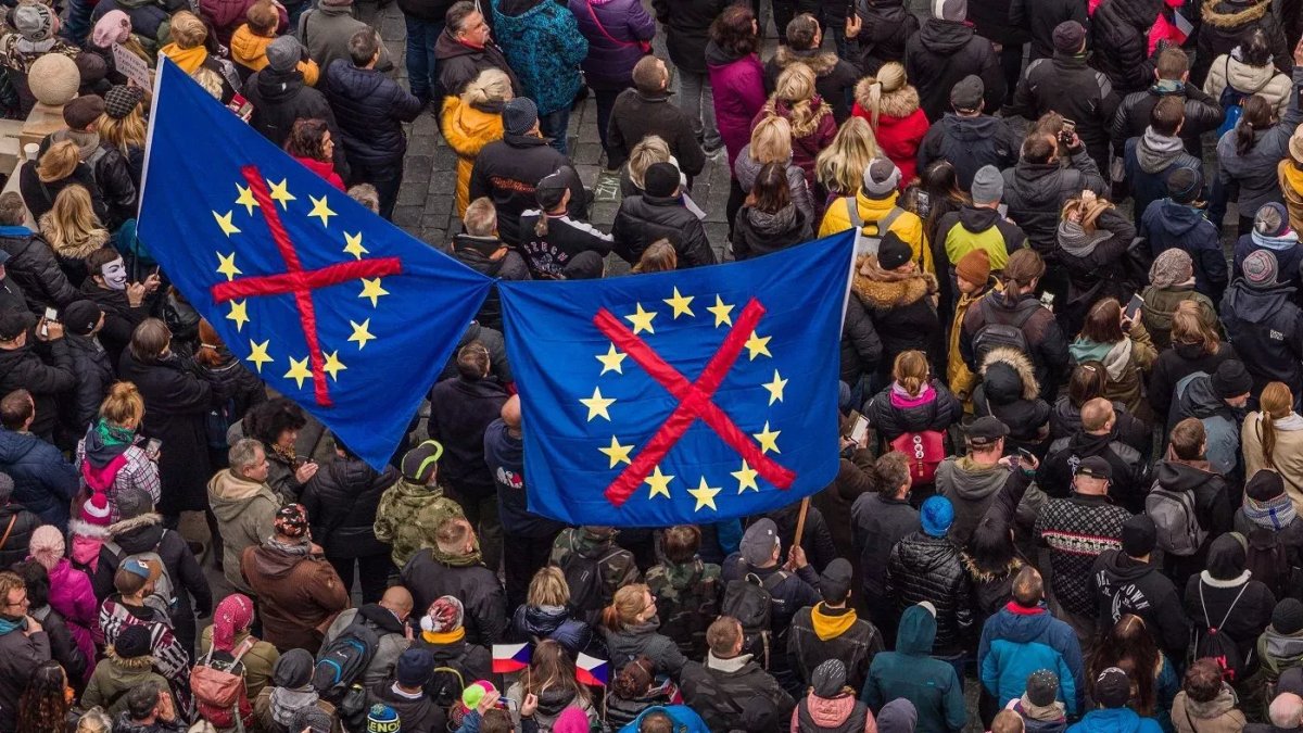 Na Staroměstském náměstí demonstrovali odpůrci opatření. (17.11.2021)