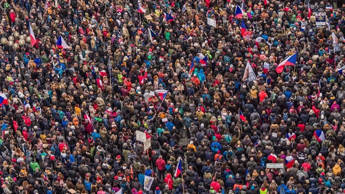 Na Staroměstském náměstí demonstrovali odpůrci opatření. (17.11.2021)