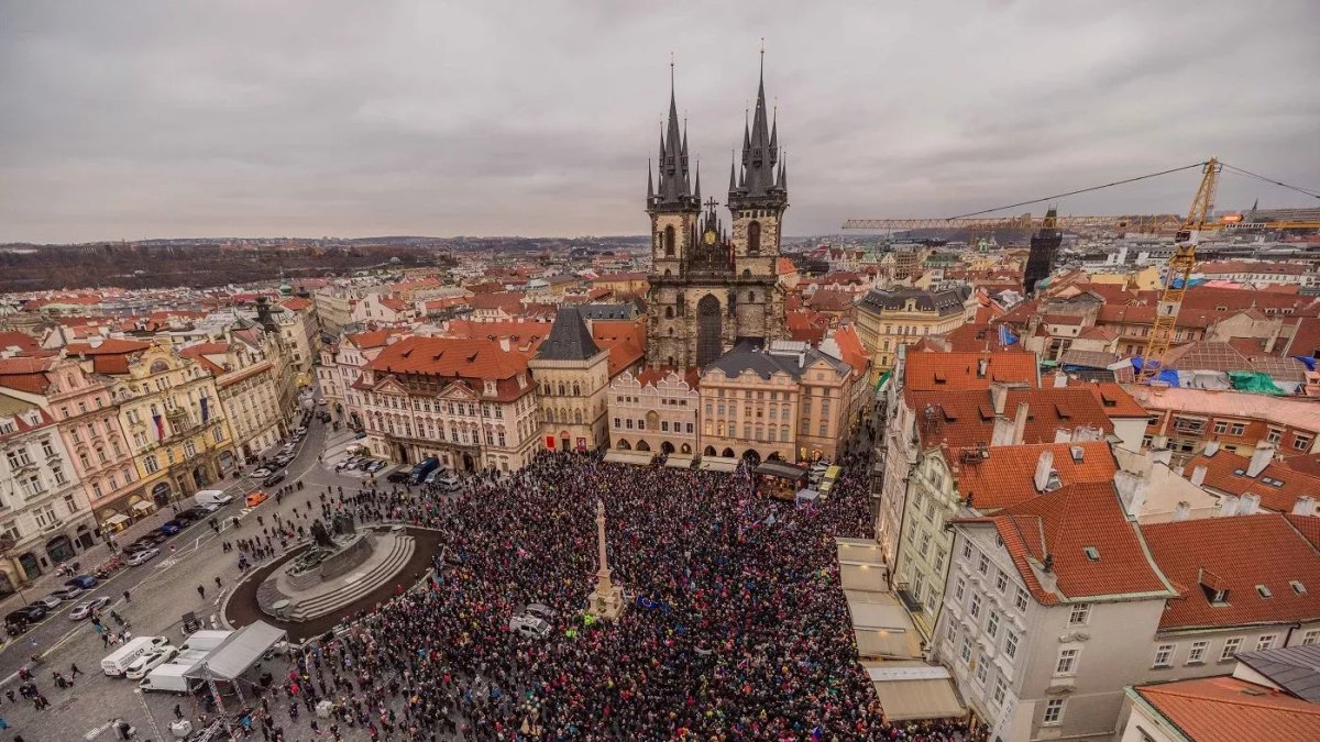 Na Staroměstském náměstí demonstrovali odpůrci opatření. (17.11.2021)
