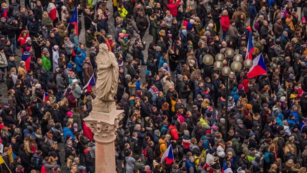 Na Staroměstském náměstí demonstrovali odpůrci opatření. (17.11.2021)
