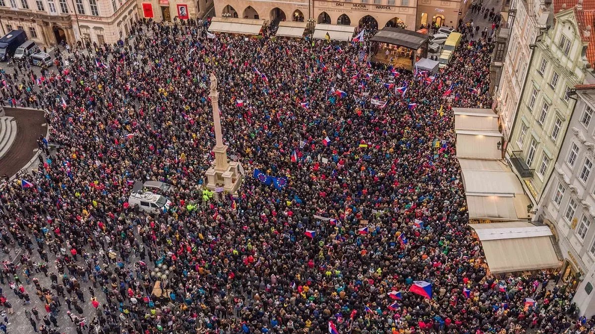 Na Staroměstském náměstí demonstrovali odpůrci opatření. (17.11.2021)