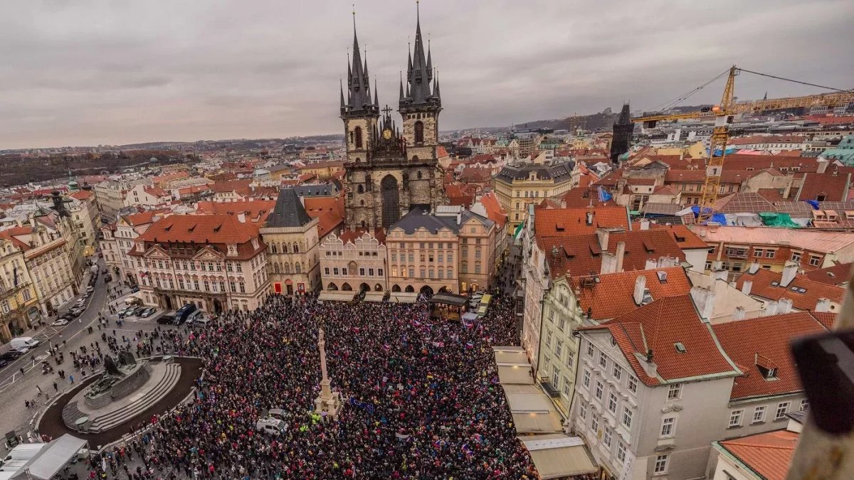 Na Staroměstském náměstí demonstrovali odpůrci opatření. (17.11.2021)