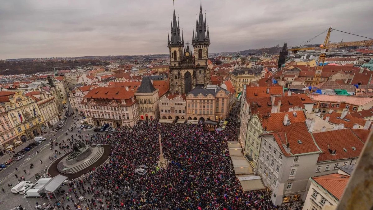 Na Staroměstském náměstí demonstrovali odpůrci opatření. (17.11.2021)