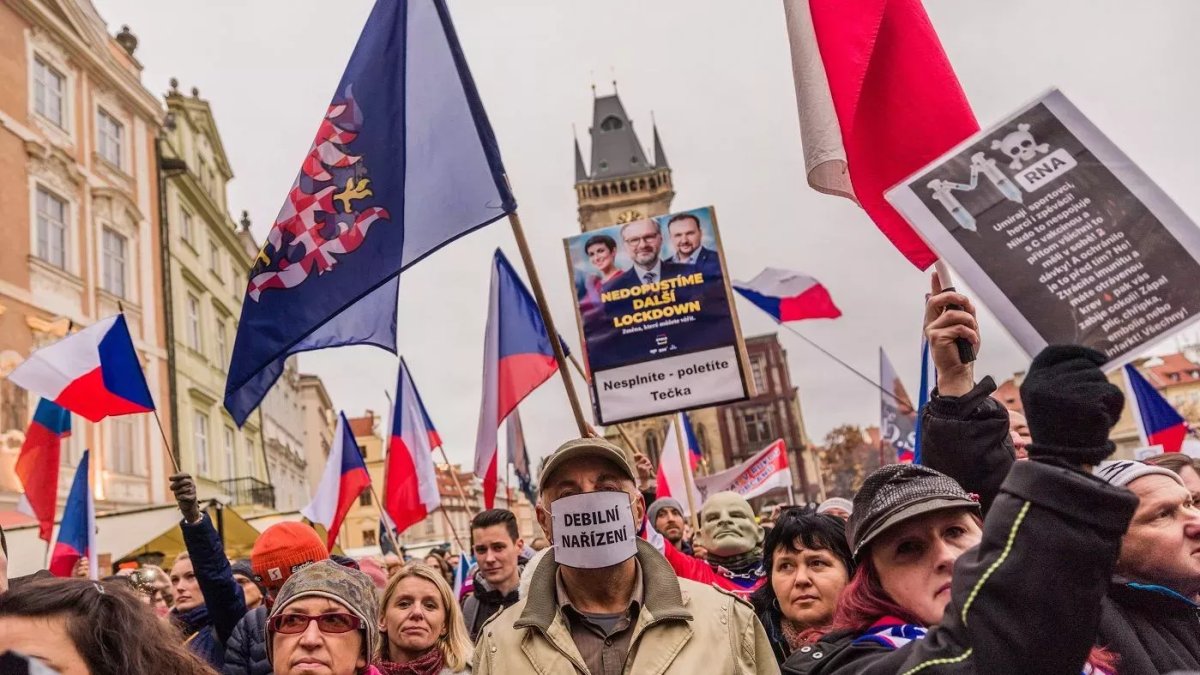 Na Staroměstském náměstí demonstrovali odpůrci opatření. (17.11.2021)