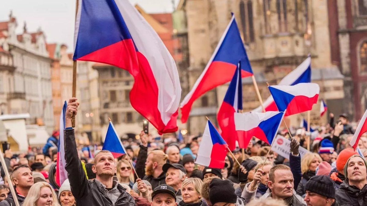 Na Staroměstském náměstí demonstrovali odpůrci opatření. (17.11.2021)