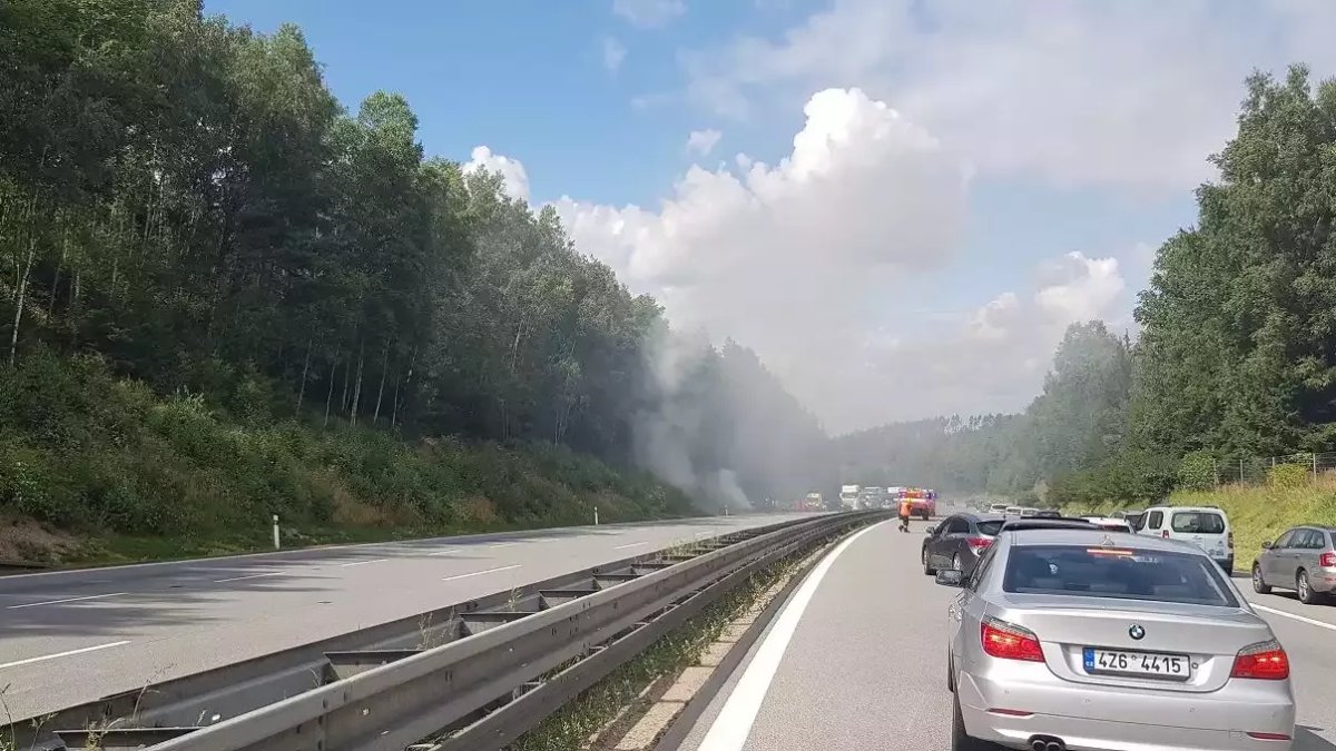 Požár osobního automobilu s vlekem. (20.8.2021)
