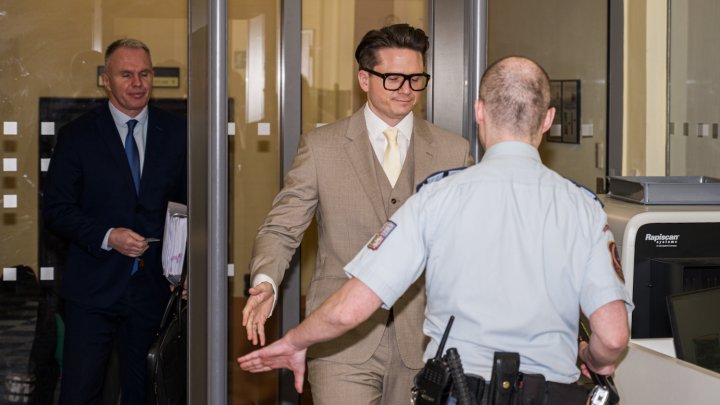 Ondřej Brzobohatý dorazil do soudní budovy. (12.3.2025)