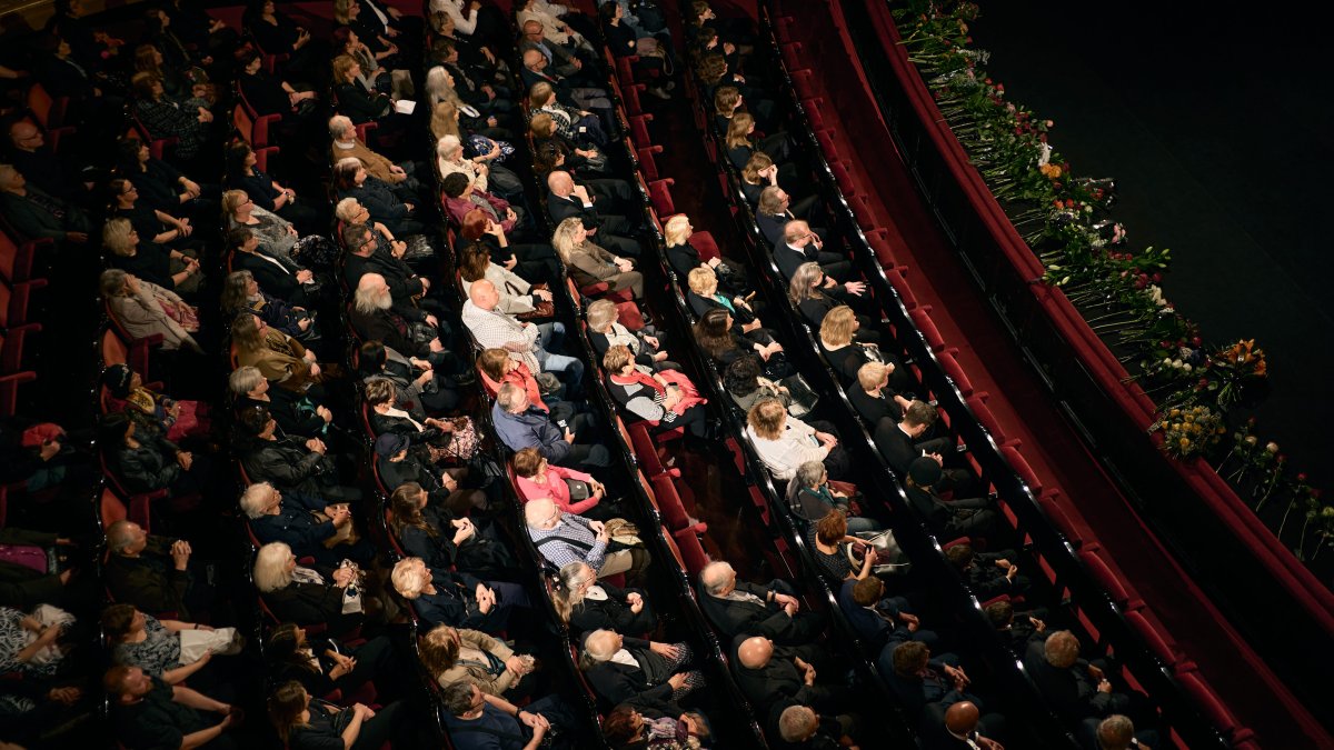 V Národním divadle se lidé rozloučili s Aloisem Švehlíkem. (16.4.2025)