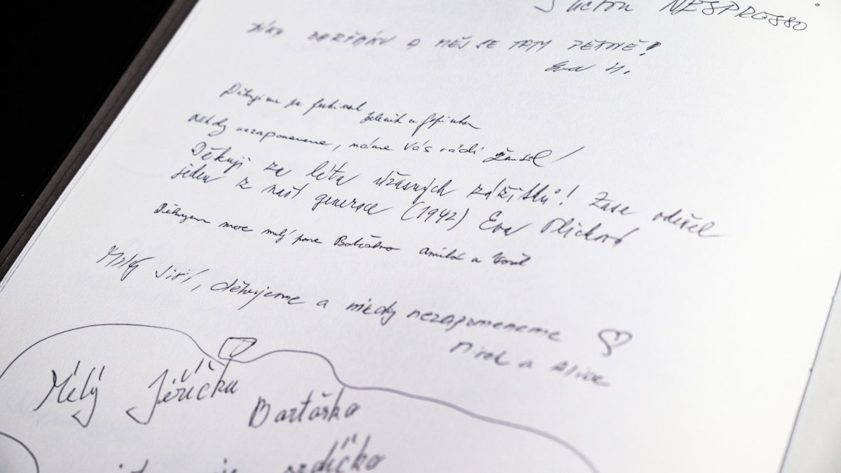 V Rudolfinu se lidé loučí s Jiřím Bartoškou. (20.5.2025)