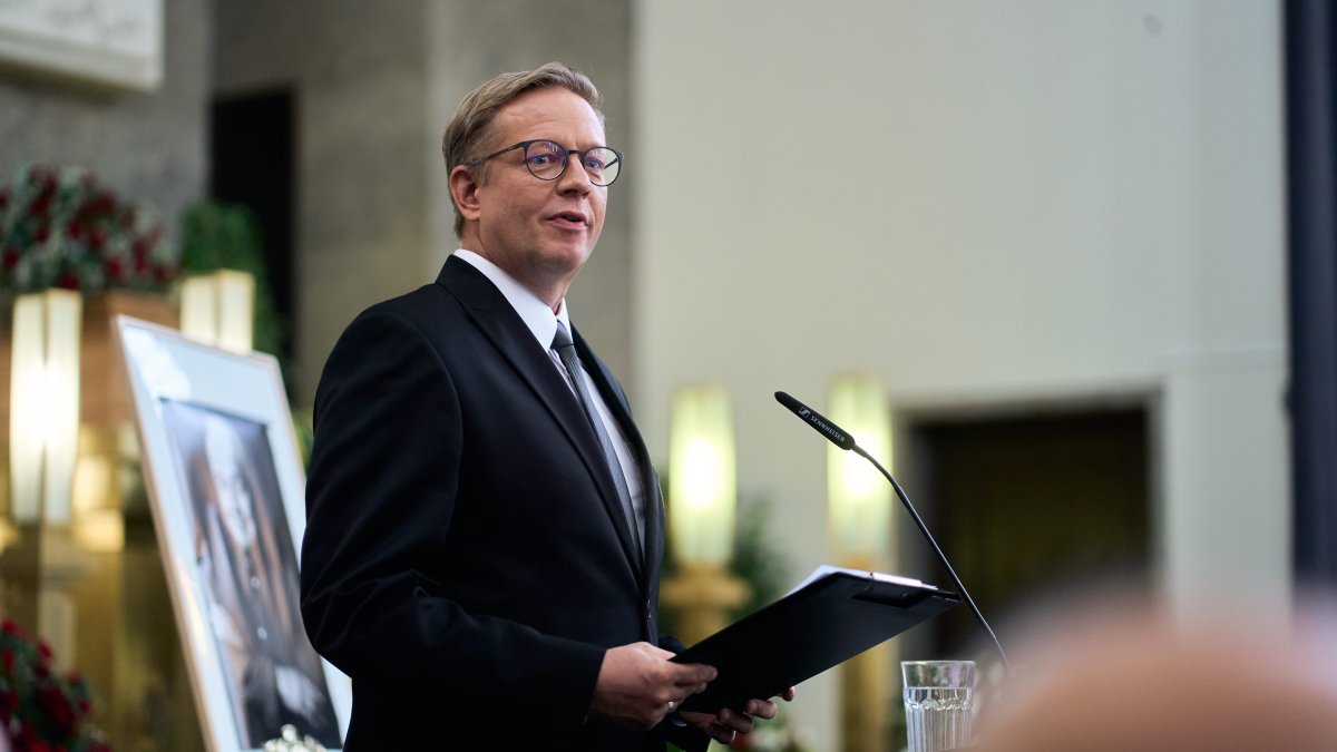 Lidé se ve Strašnicích rozloučili s Jiřím Krampolem. (8.8.2025)
