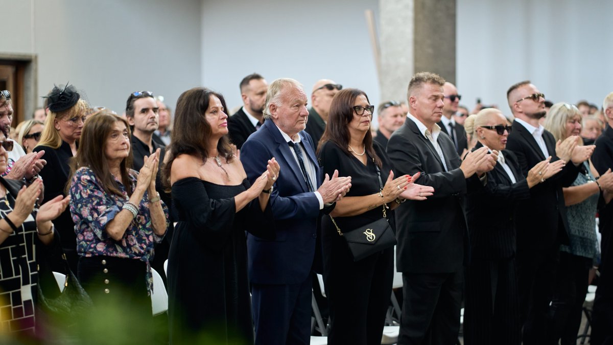 Lidé se ve Strašnicích rozloučili s Jiřím Krampolem. (8.8.2025)