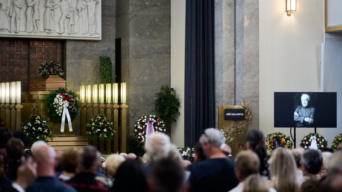 Lidé se ve Strašnicích rozloučili s Jiřím Krampolem. (8.8.2025)