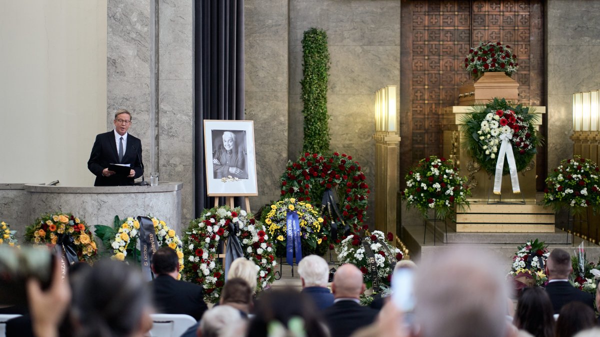 Lidé se ve Strašnicích rozloučili s Jiřím Krampolem. (8.8.2025)
