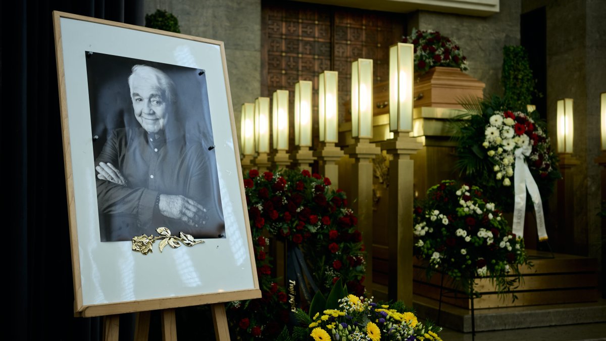 Lidé se ve Strašnicích rozloučili s Jiřím Krampolem. (8.8.2025)