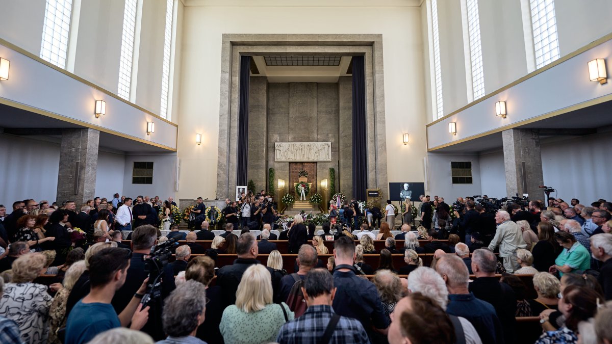 Lidé se ve Strašnicích rozloučili s Jiřím Krampolem. (8.8.2025)