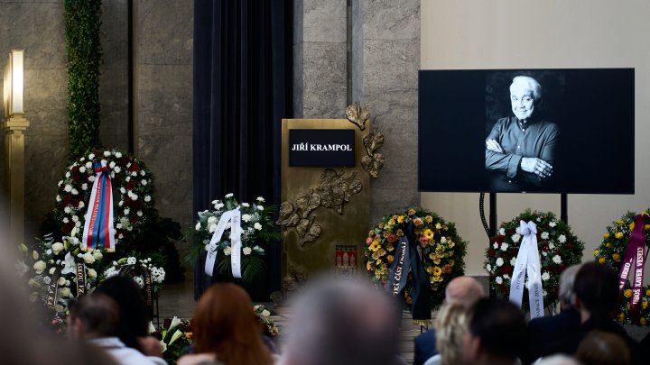 Lidé se ve Strašnicích rozloučili s Jiřím Krampolem. (8.8.2025)