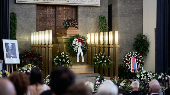 Lidé se ve Strašnicích rozloučili s Jiřím Krampolem. (8.8.2025)