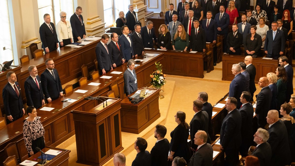 Poslanci se setkali na první schůzi v novém období. (3.11.2025)