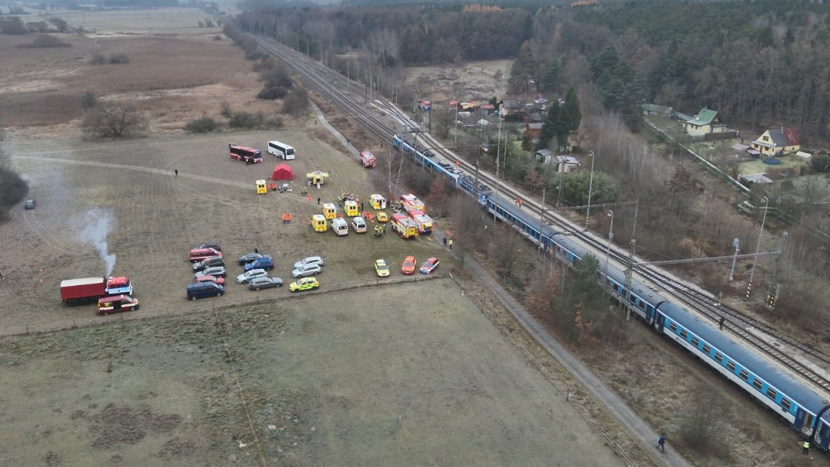 Na jihu Čech se srazily rychlík a osobní vlak. (20.11.2025)