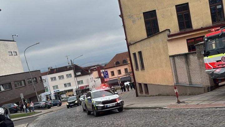 Policie kvůli nebezpečné látce evakuovala školu v Uherském Brodě. (3.12.2025)
