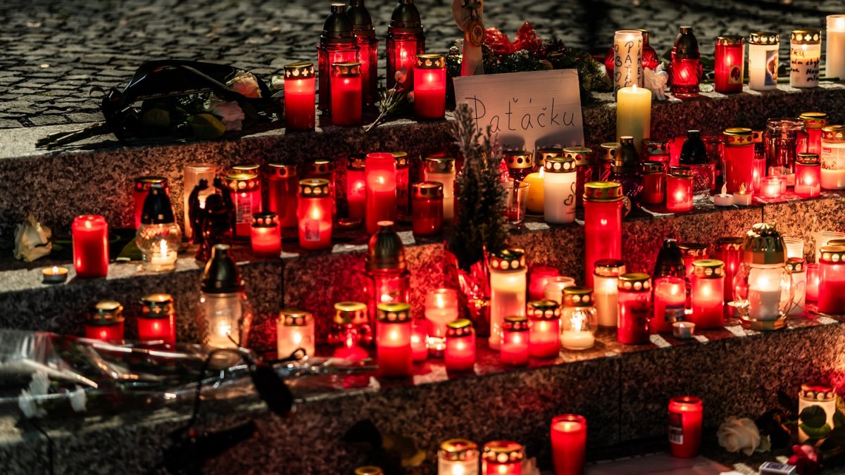 Pietní místo pro Patrika Hezuckého před budovou Evropy 2