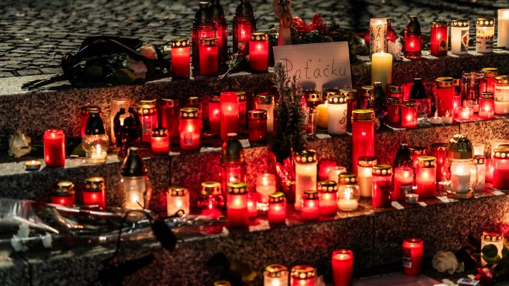 Pietní místo pro Patrika Hezuckého před budovou Evropy 2