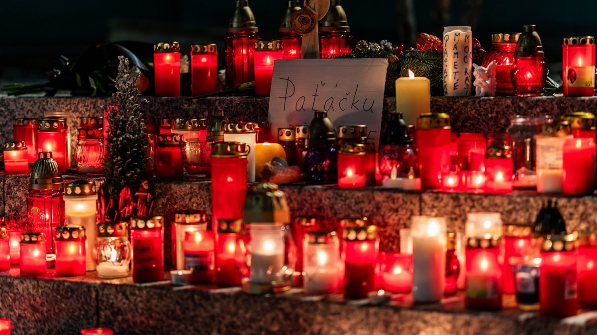 Pietní místo pro Patrika Hezuckého před budovou Evropy 2