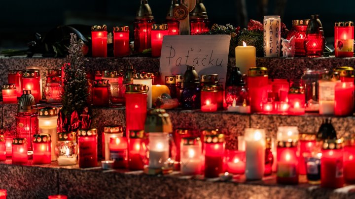 Pietní místo pro Patrika Hezuckého před budovou Evropy 2