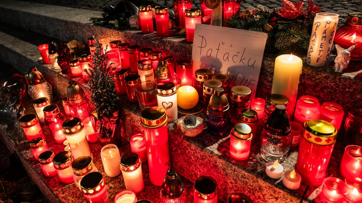 Pietní místo pro Patrika Hezuckého před budovou Evropy 2