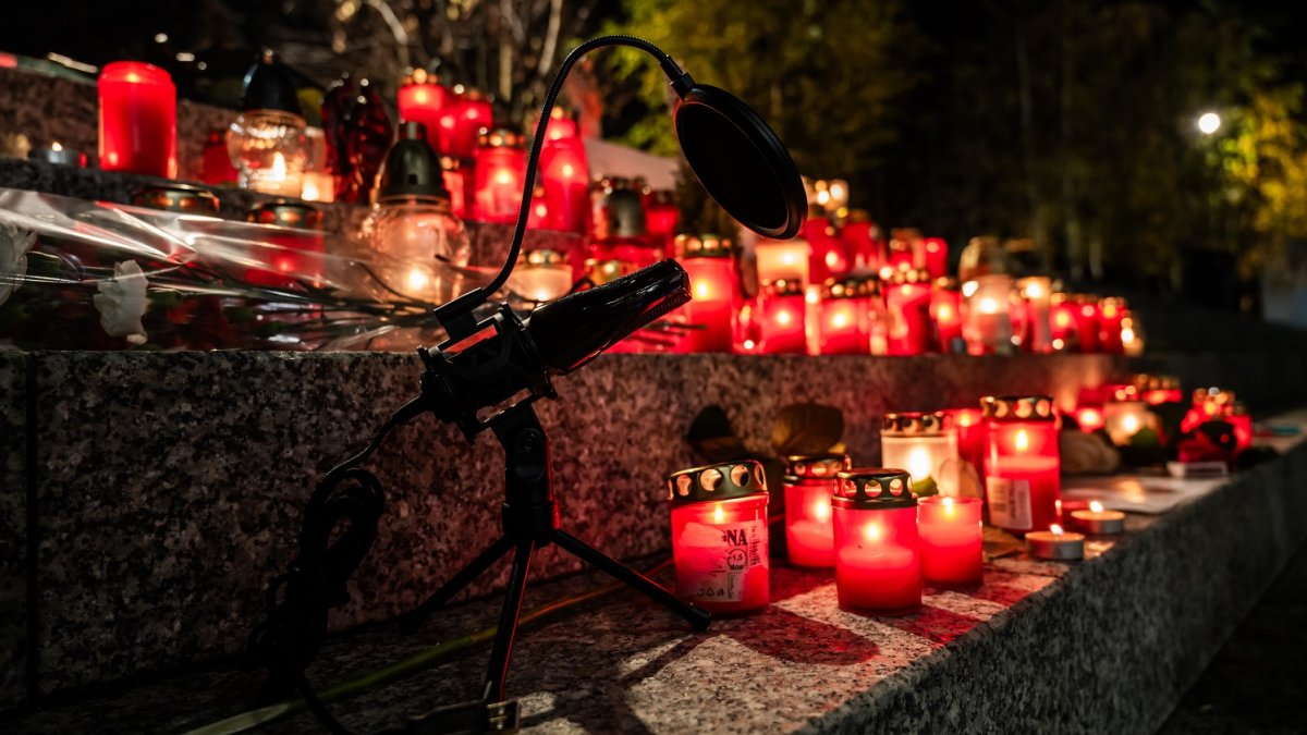 Pietní místo pro Patrika Hezuckého před budovou Evropy 2