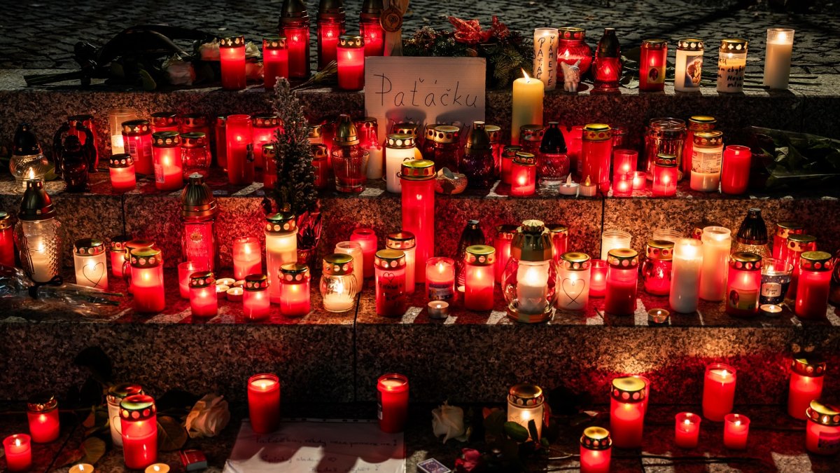 Pietní místo pro Patrika Hezuckého před budovou Evropy 2