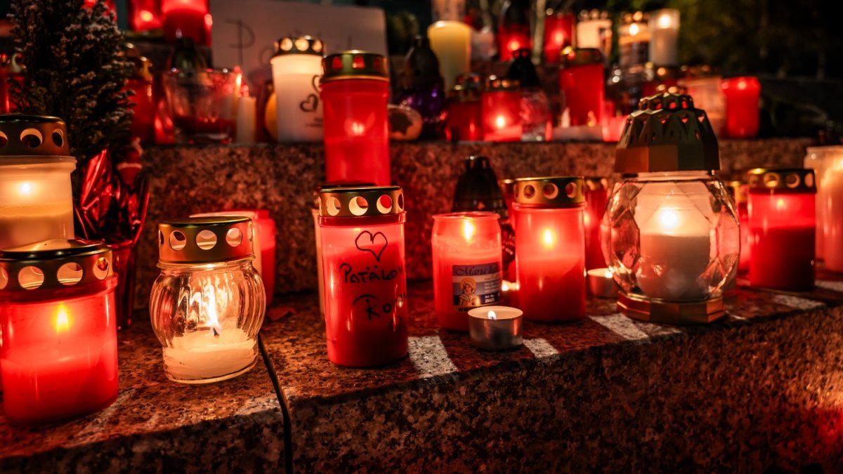 Pietní místo pro Patrika Hezuckého před budovou Evropy 2