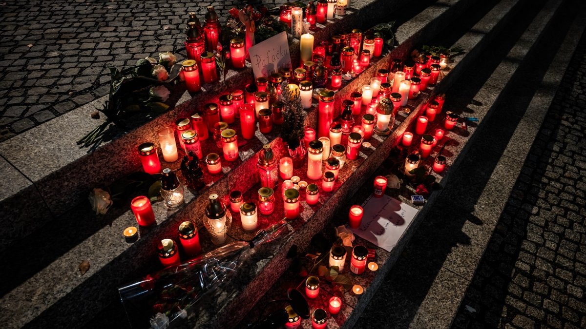 Pietní místo pro Patrika Hezuckého před budovou Evropy 2