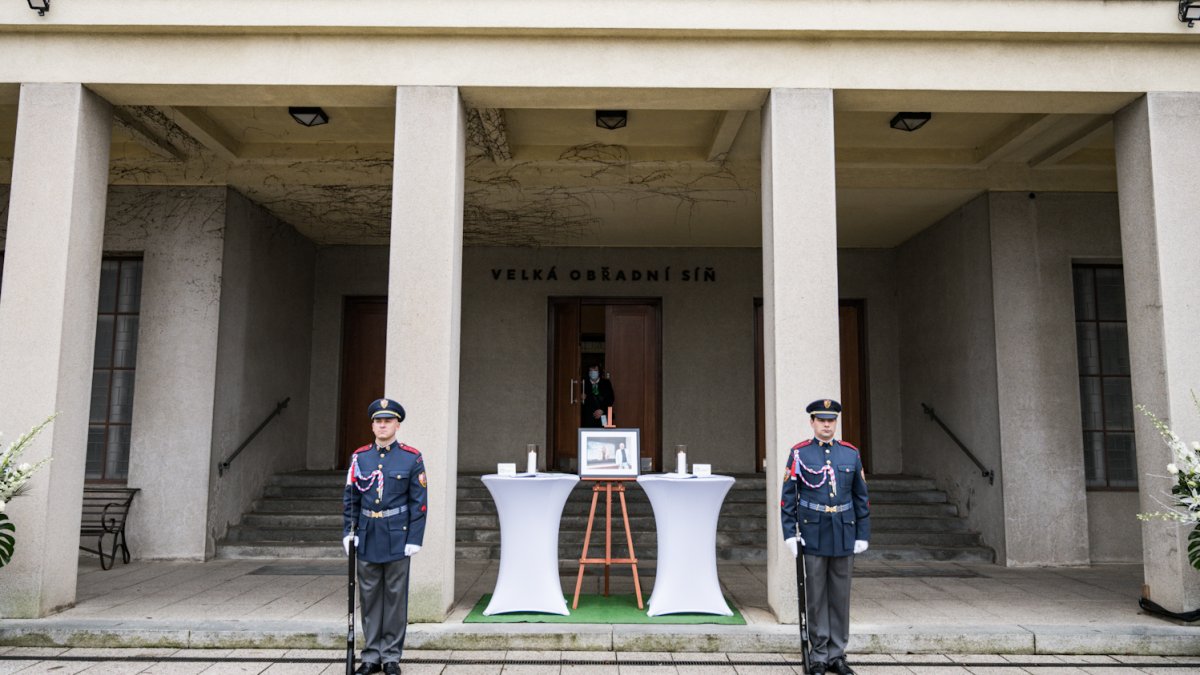Lidé se rozloučili s kostýmním výtvarníkem Theodorem Pištěkem. (12.12.2025)
