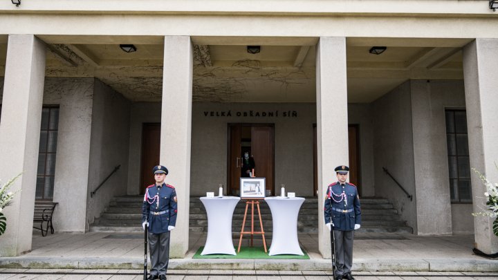 Lidé se rozloučili s kostýmním výtvarníkem Theodorem Pištěkem. (12.12.2025)