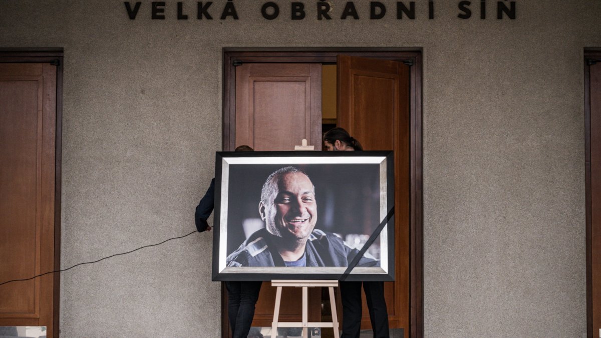 Blízcí a přátelé se rozloučili s moderátorem Patrikem Hezuckým. (12.12.2025)