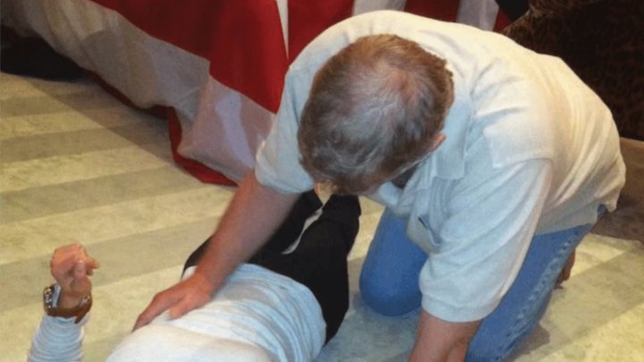 Fotografie, které zachycují Andrewa ve velmi kontroverzních pózách